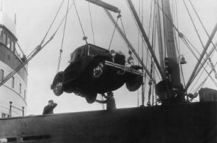 Verladung des Autos von Alfred Ehrhardt auf dem Weg nach Island