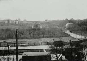 Stetzsch (Dresden-Stetzsch). Stadtteilansicht mit Haltepunkt der Eisenbahnstrecke Dresden-Friedrichstadt - Elsterwerda (- Berlin). Blick nach Südwest