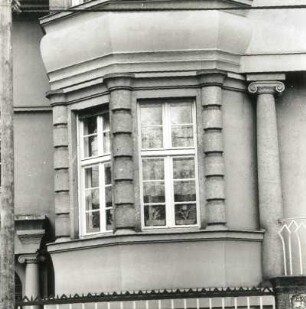 Cottbus, Inselstraße 9. Villa (Kinderkrippe "Mitte"; A. 20. Jh.), Eckerker (Hochparterre)