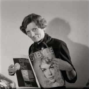 Fotografie einer Frau mit der Zeitschrift "Sibylle"