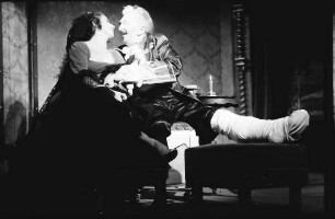 Freiburg: Kammertheater; Prosper Mérimée: Die Sakramentskutsche; Szene; Don Andrès de Ribeira, Vizekönig von Peru (Bernd Schorlemer) und Camilia Perichole, Schauspielerin (Berthe Trüb)