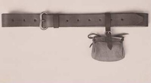 Bronzetouchierte Eisenschnalle mit Lederriemen, eisener Täschchenbügel - Ausstellung "Germanen in Sachsen" : Nachbildungen von Originalen aus den thrüringischen Körpergräbern von Elstertrebnitz, Kreis Borna im Staatlichen Museum für Vor- und Frühgeschichte in Berlin: Bronzetouchierte Eisenschnalle mit Lederriemen, eisener Täschchenbügel in der Ausstellung "Germanen in Sachsen" des Landesmuseums für Vorgeschichte im Wallpavillon des Dresdner Zwingers, 1939.