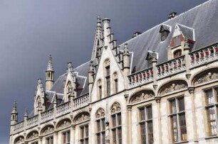 Gent - Postgebäude : Im historischen Postgebäude befindet sich heute ein Handelszentrum, aufgenommen in Gent am 1. April 2010