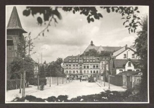 Meiersfelder Straße (heute Blomberger Straße). Detmold. Blick auf die Kreuzung zur Langen Straße (links) und Lemgoer Straße (rechts, heute Richthofenstraße),. geradeaus die Lagesche Straße (heute Behringstraße). Im Hintergrund oben das Gebäude der Weerthschule.