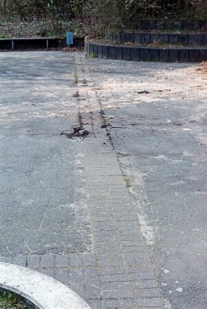 Am Schulzentrum 1: Kreisgymnasium Bargteheide: Schulgelände: Schäden an Asphalt