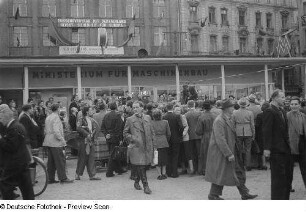 Besucher der Leipziger Herbstmesse 1954 vor einer Maschinenbau-Ausstellungshalle