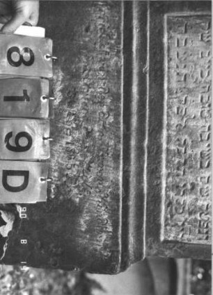 Grabstein 819 (Index: 99788664) Material: Sandstein Zustand: zerbrochen und repariert, stärker verwittert, Aufsatz fehlt Maße HxBxT: 150x59x15 cm Besonderheit: Doppelgrab: Grabstein 819D