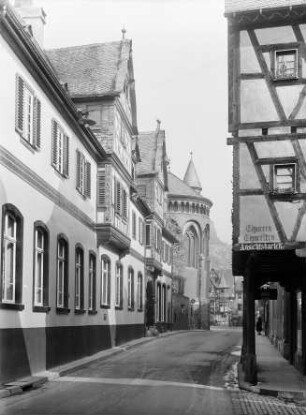 Blick in die Oberstraße in Bacharach mit Hotel Posthof und Apsis von St. Peter