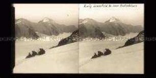 Gruppe rastet auf Schneefeld mit Blick zum Aletschhorn