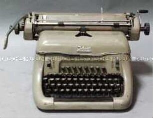 Schreibmaschine "Ideal" (Nr. R10 2104)