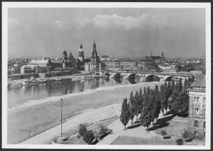 Dresden, Elbe : Blick vom Neustädter Ufer nach Südwesten über die Elbe gegen Brühlsche Terrasse mit Sekundogenitur und Ständehaus sowie Schloss mit Hausmannsturm und Kathedrale