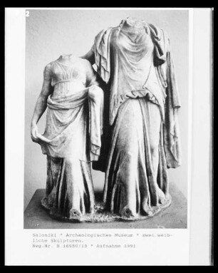 Statuengruppe einer Frau und eines Mädchens