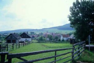 Teilansicht des Ortes, Lage in der Landschaft; Garten und Gatterzaun