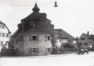 Turmartiges Wohnhaus an der Ecke Theresienstraße