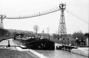 Retzwiller: Rhein-Rhone Kanal mit Kahn und Hochspannungsleitung [Förderseilbahn]