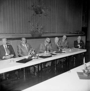 Kreishandwerkerschaft Stormarn: Oldesloer Festhalle: 5. Jahrestreffen: der Tisch des Versammlungspräsidiums mit Wilhelm Russmeier, stellvertretende Kreishandwerksmeister, Otto Löw, Kreishandwerksmeister, Wilhelm Marx, Präsident der Handwerkskammmer Lübeck, Edmund Helbig, Präsident der Handwerkskammer Hamburg und Ehrenkreishandwerksmeister Walter Reichler