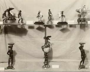Vitrine 16: oben: Mohrenfiguren, unten: Neger als Gueridon, Nautiluspokal, Negerin als Gueridon