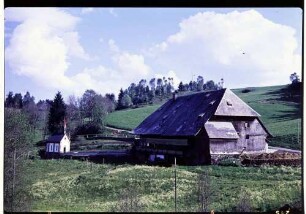 Hinterzarten: Schwarzwaldhof mit Kapellchen
