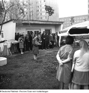 Dresden-Johannstadt, Dürerstraße 50, Serie: Kindergärten und -krippen, Kindergarten. Außenanlage mit Bungalow und Kindergruppe