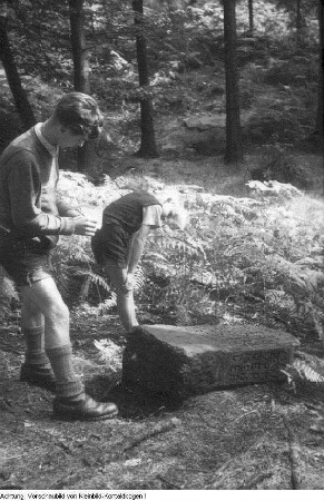 Sächsische Schweiz. Naturschutz-Wandergruppe am Zirkelstein. Wiedererrichten eines Gedenksteines, 1946