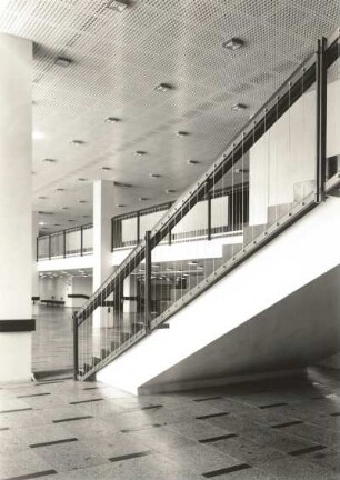 Dresden. Kulturpalast. Eingangshalle, Treppenaufgang