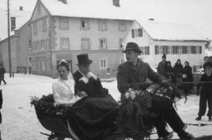 Bad Wörishofen. Hochzeit von Nikolaus Grasser, Bruder des Fotografen. Das Hochzeitspaar im Hochzeitsschlitten