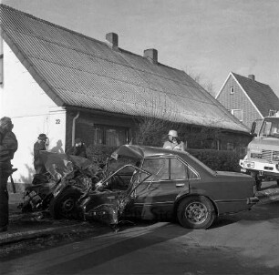 Verkehrsunfall: Lohe: Zusammenstoß Pkw, Kleinbus, Sattelschlepper: vor Haus Nr. 22: Opel-Rekord-Personenwagen mit zerfetztem Vorderteil: Zuschauer im Gespräch mit Feuerwehrmann: Einsatzwagen der Freiwilligen Feuerwehr [angeschnitten]