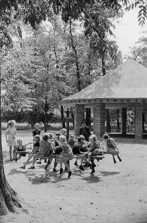 Kinder auf einem Spielplatz im Park