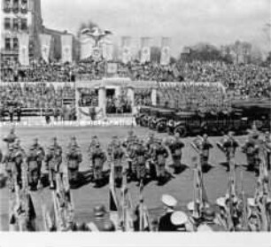 Parade zum 50. Geburtstag Adolf Hitlers im Berliner Lustgarten