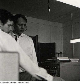 Portraitserie Karlheinz Stockhausen : Stockhausen, Karlheinz (1928.08.22 Mödrath/Kerpen - 2007.12.05 Kürten-Kettenberg), Komponist. Aufnahme im Studio für elektronische Musik des Westdeutschen Rundfunks Köln (WDR), links Studioleiter und Komponist David Johnson (1940-1921)