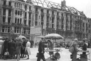 Berlin. Straßenszene vor dem zerstörten Hotel "Fürstenhof"