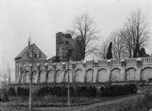 Penig, Kirchhof mit Eckturm der Stadtbefestigung : Penig, Pfarrberg. Kirchhof mit Stützmauer, Wiekhaus und Rest vom Eckturm der Stadtbefestigung