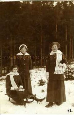 Drei Frauen im Schnee