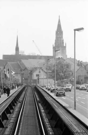 Konstanz: aus dem Zug; Rheinbrücke mit Gleis, Straße und Münster