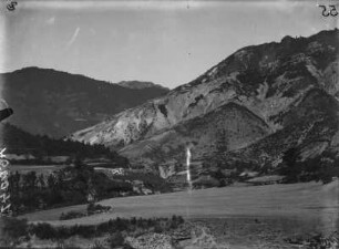 Berglandschaft : Blick in Richtung der Berge, im Tal bestellte Felder.