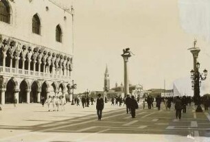 Venedig. Die Piazzetta mit Dogenpalast (um 1340). Im Hintergrund San Giorgio Maggiore. Die Granitsäulen tragen den Markuslöwen und den älteren Schutzheiligen Venedigs St.Theodor auf einem Krokodil