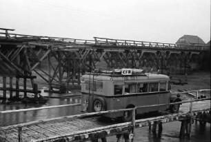 Storojinet und Radauti: Autobus auf einer Notbrücke, Hintergrund gesprengte Hauptbrücke