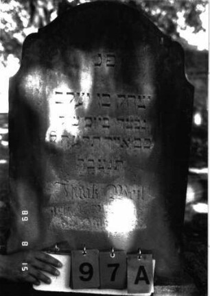 Grabstein 97 (Index: 100105389) Material: Sandstein Zustand: verwittert mit Textverlust Maße HxBxT: 87x52x19 cm Beschreibung: Stele, Sockel, geschwungener Abschluß: Grabstein 97A