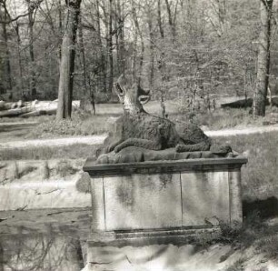Altdöbern. Schloß Altdöbern. Schloßpark, Wasserparterre. Wasserspeiender Wolf. Sandstein (um 1750/55). Knöffler, Gottfried (1715-1779)