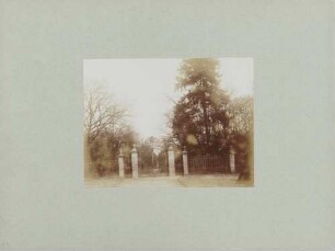 Eingangstor zum Schlosspark in Karlsruhe