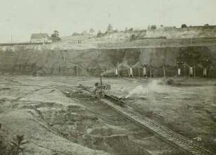 Braunkohleabbau, Tagebau Hirschfelde (Kopalnia Turoszów). Löffelbagger (Eimerkettenbagger) und Grubenbahn