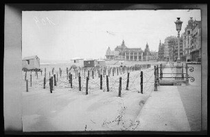 Ostende (Belgien): Strandpromenade mit Blick auf Stacheldrahtverhau und Badehäuschen am verschneiten Strand ("Befestigung des Strandes")