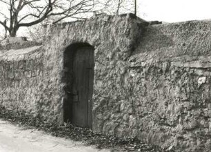 Cossebaude-Gohlis, Windmühlenweg. Bruchsteinmauer mit Spolie (wohl zwischen Nummer 1 und 5). Ansicht mit Pforte