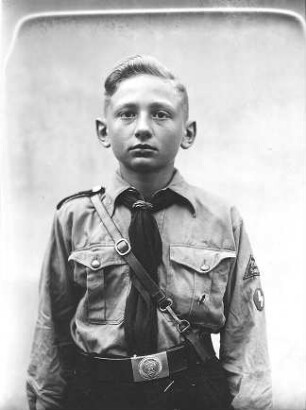 Deutsches Jungvolk. Pimpf aus dem Gau Sachsen-Mitte in Sommeruniform, mit Halstuch und Lederknoten, Schulterriemen und Koppelschloß der Hitler-Jugend