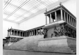 Blick auf den Pergamonaltar im Pergamonmuseum
