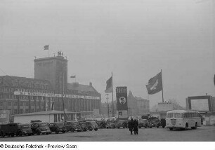 Außenansicht Kroch-Hochhaus mit Propaganda-Plakat der Nationalen Front