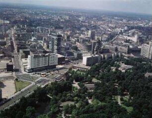 Luftaufnahme, Blick von Nord-Osten auf den Breitscheidplatz. Berlin-Charlottenburg, Budapester Straße, Nürnberger Straße