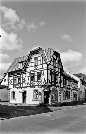 Wohn- und Geschäftshaus (Wohn- und Geschäftshaus, Massivmauerwerk und Fachwerk); Gemünden, Steinweg 11
