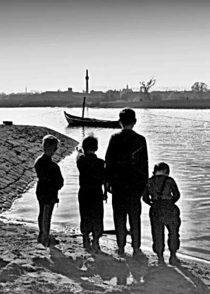 Dresden-Pillnitz, Jungen an der Elbe
