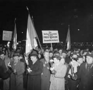 Schweigemarsch zum Rathaus Schöneberg zum Abschluss der Berliner Außenministerkonferenz